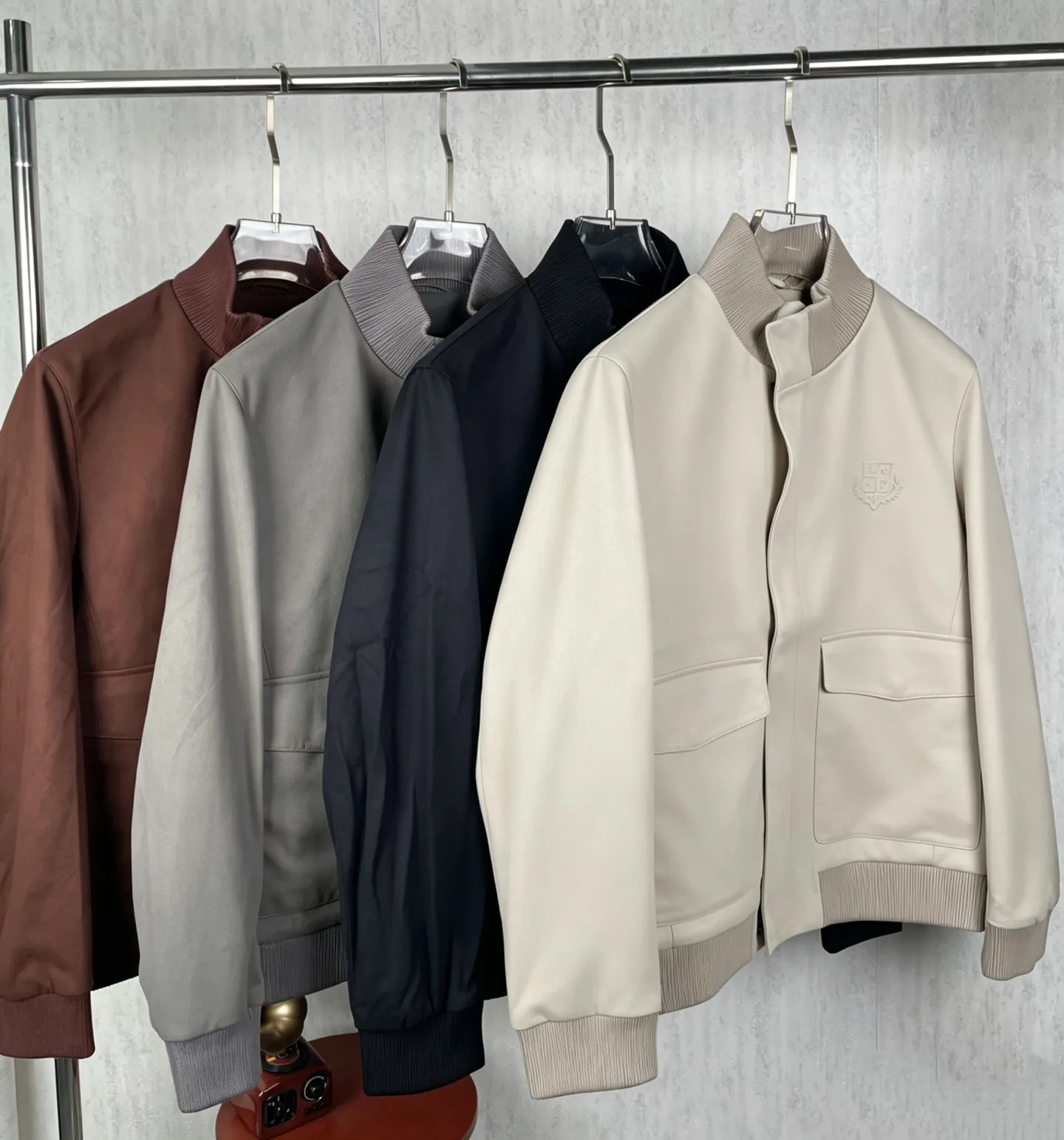 ! (Special version shipped next day) ❗️❗️❗️ LP LORO PIANA #6079 stand collar flocked work jacket The brand's exclusive ultra-fine velvety blended fabric is selected, with a fine suede matte matte texture. The fabric has been stain-resistant and pre-shrunk, and feels soft and not stiff. The high-density weave takes into account both stiff muscles and breathable properties. The dark and light color system has one coloring standard, no color difference or whitening defects. It is suitable for both spring and autumn single wear and winter inner wear, taking into account the casual and relaxed feeling and light luxury texture‼ ️ Customized metal double-headed zipper on the placket, with double-layer overlocking of the same fabric as the zipper, which can be opened and closed repeatedly without blocking the fabric; double-flap patch pockets on the chest, with built-in embossed LP shield-shaped wheat ears logo embossed on the bag flap, and the three-dimensional embossing is evenly deep and does not collapse; the cuffs are engraved with bright Lp Silver round metal buckle, buttonholes are reinforced with double-layer overlocking, and the brand's handwritten logo is finely embroidered on the hem of the cuffs. The lines are delicate and not off-line. The hidden pockets on both sides are fully closed, and the bag mouth is densely reinforced with no exposed hard seams to rub against the skin. ◽The entire body is precision overlocked and stitched throughout the entire body🔍 The shoulder seams, side seams, armholes, hems, and bag flap edges are all reinforced with double-strand stitching Lapel suede-feel work jacket, ultra-fine suede blended fabric + bag flap embossed embossing + cuff precision embroidery triple process makes the production more difficult. The cutting loss of suede fabric is much higher than that of ordinary woven fabrics. Six-color batch color control quality inspection, double routing inside and outside, and multiple inspections of hardware embroidery , if the imprint is blurred, the embroidery is skipped or the cut pieces are misplaced, the whole piece is scrapped. It is an intuitive reflection of the hard-core quality of Italian light luxury commuter jackets. Men who prefer soft matte textures and low-key simple outfits can distinguish the huge gap between ordinary work jackets at a glance. Color: Wine Red, Apricot Black Gray Size: 48 50 52 54 56